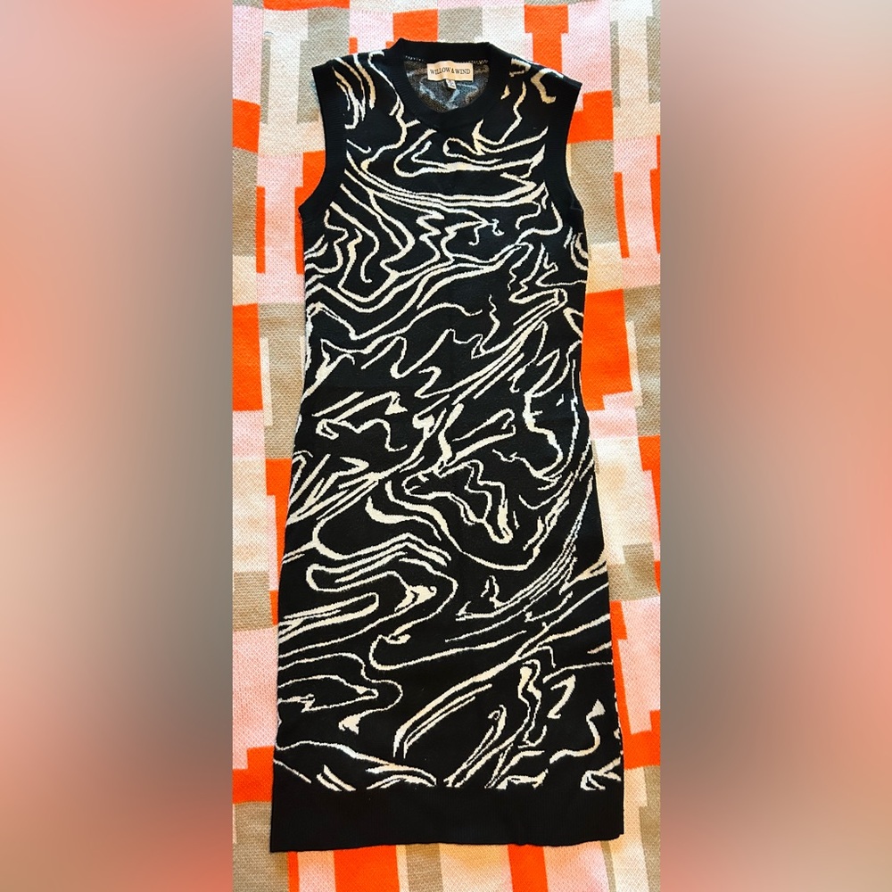 Elegant Black and White Sleeveless Dress